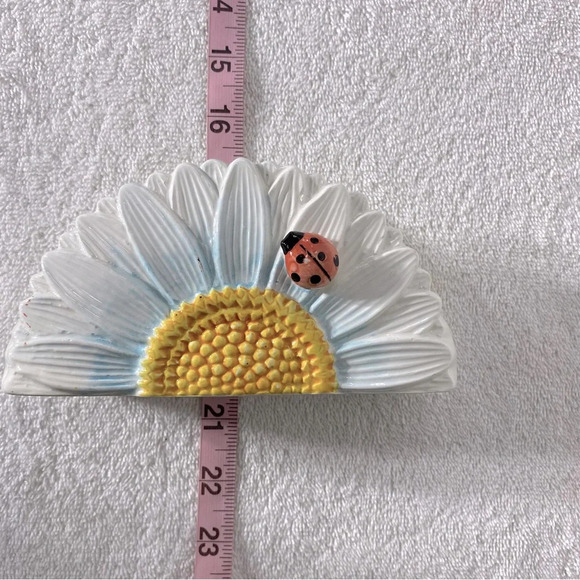 Vintage Ceramic Daisy With Lady Bug Napkin Holder - Picture 14 of 15